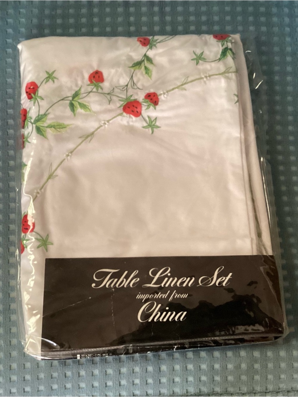 Strawberry Vine Embroidered Round Tablecloth with Napkins